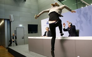 Manifestante interrompe conferência de Draghi: 'Acabem com a ditadura do BCE!'