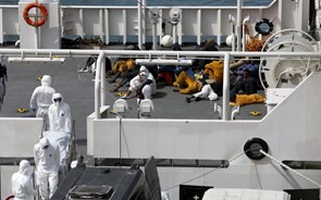 Naufrágio no Mediterrâneo provoca desaparecimento de mais de 400 migrantes