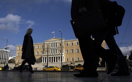 Depósitos na banca grega caem para mínimos de 11 anos