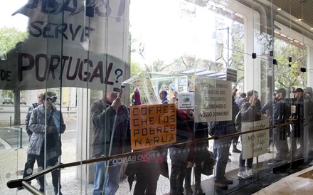 Sessão da coligação PSD/CDS-PP interrompida por protesto de lesados do BES