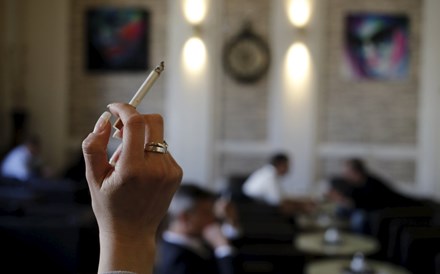 PS e BE eliminam proibição de fumar à porta de escolas