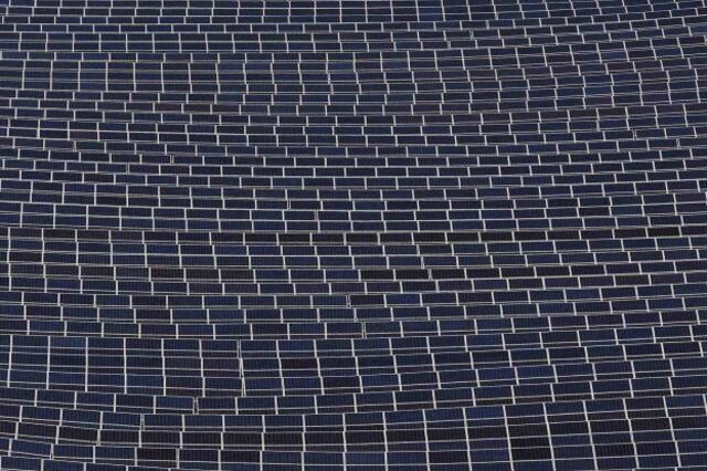 Maior central fotovoltaica de França está nos Alpes e tem 112.780 painéis solares