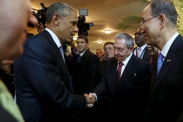 Obama e Raúl Castro dão aperto de mão histórico