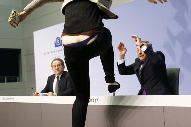 Manifestante interrompe conferência de Draghi: 'Acabem com a ditadura do BCE!'