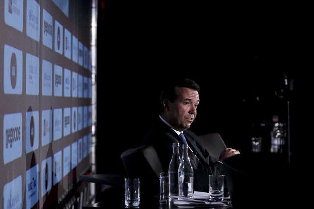 Lloyds duplica lucros e elimina mais três mil postos de trabalho