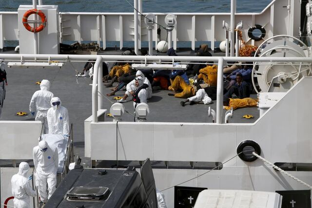 Naufrágio no Mediterrâneo provoca desaparecimento de mais de 400 migrantes