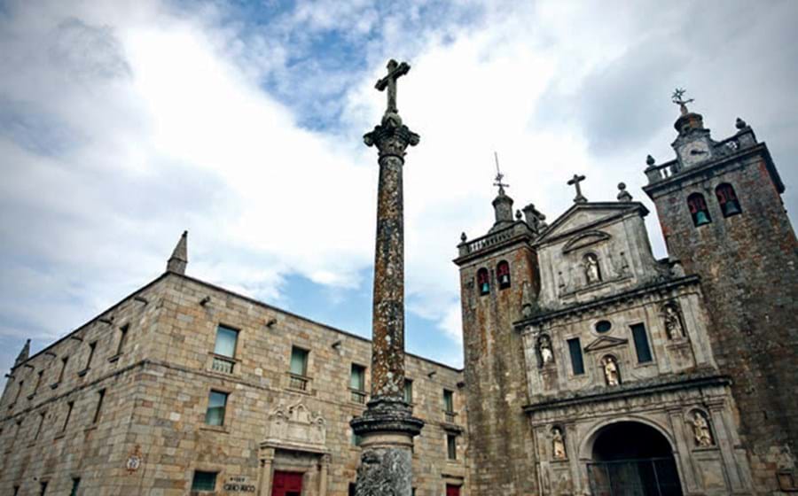 Sé Catedral de Viseu: A base arquitectónica da Catedral remonta aos séculos XIII-XIV, em estilo Românico-Gótico: Mas arrastou-se a construção por vários séculos. Na antiga Torre do Cartório, hoje designada Torre do Relógio, pode ler-se o vocabulário românico. A outra torre, a dos Sinos, foi reedificada, já que a original ruiu num temporal em 1635, altura em que também o frontispício manuelino soçobrou. Segundo as informações disponibilizadas pela autarquia viseense, o corpo central da Sé Catedral passou, então, a ter assinatura do arquitecto João Moreno, nome ligado a Salamanca. Adjacente à Torre dos Sinos encontra-se o Museu de Grão Vasco, o antigo Paço dos Três Escalões, onde se pode ver um conjunto de pinturas de retábulo proveniente da Catedral e de igrejas da região, da autoria de Vasco Fernandes, o Grão Vasco. 