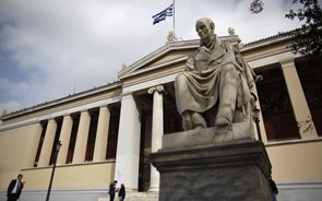 Juros gregos a dois anos voltam a afundar para níveis de Maio