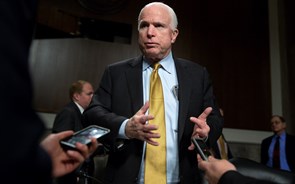 John McCain: prisioneiro de guerra, adversário de Obama e opositor de Trump