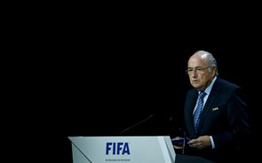 Joseph Blatter apela ao espírito de equipa para ultrapassar tempestade