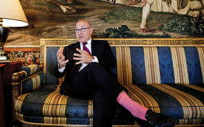 Sapin estende 'passadeira vermelha' aos bancos de Londres