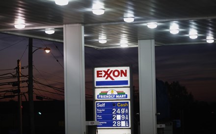 Petrolífera Exxon vai começar a produzir lítio para alimentar procura por baterias 