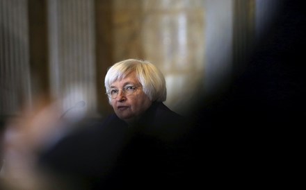 Fed admite travar subida de juros no futuro se a economia mundial abrandar