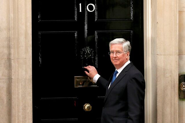 Ministro britânico da Defesa demite-se por 'conduta inapropriada' com jornalista