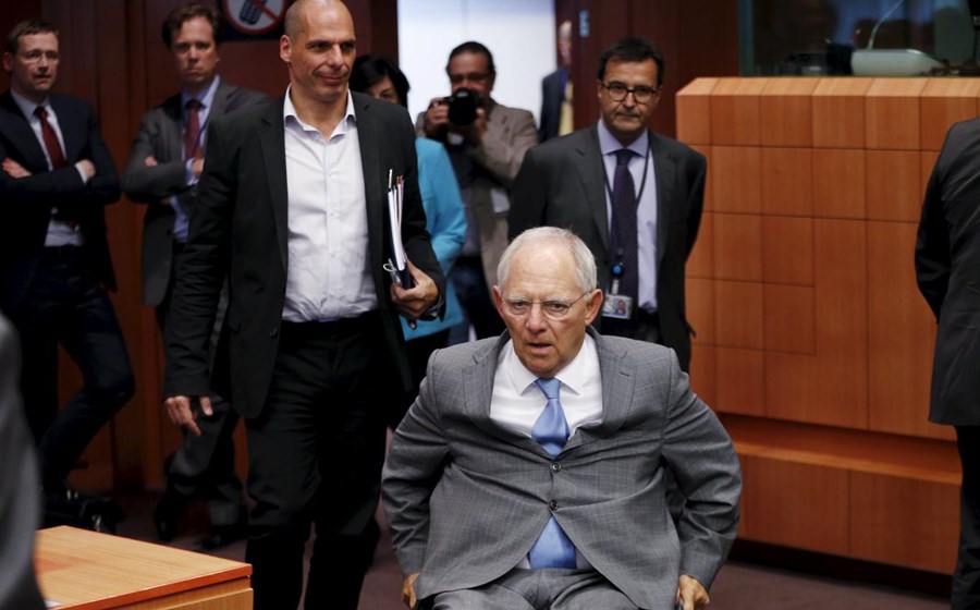 11 de Maio – Schäuble antes de mais uma reunião do Eurogrupo
“Se a Grécia quiser fazer um referendo, poderá ser útil. Poderá ser acertado perguntar ao povo grego para que decidam se estão dispostos a aceitar o que é necessário [para permanecer no euro] ou se querem uma alternativa”.
