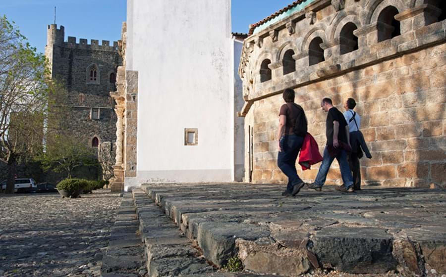 Castelo: Um edificação que pode datar do tempo de D. Afonso Henriques, quando a região pertencia ao cunhado, Fernão Mendes. O Castelo de Bragança sofreu várias alterações nos mais de 800 anos que se seguiram, destacando-se a intervenção levada a cabo no século XV por D. João I. Actualmente continua a ser um 'ex-libris' da cidade. Os bilhetes para acesso ao monumento custam entre um e dois euros.   

Domus municipalis: O misterioso edifício (na fotografia em cima onde também se vê o castelo) é um raro exemplo de arquitectura civil em estilo Românico. Não é certa a sua função original (data do século XII), mas foi usado como cisterna de água e, mais tarde, Paços do Concelho, o que lhe garantiu a designação.
