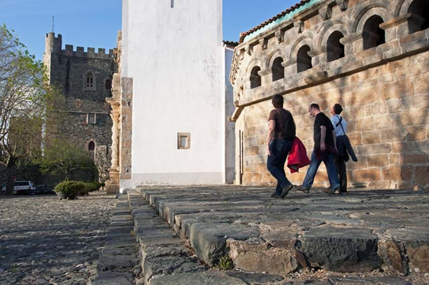 Castelo: Um edificação que pode datar do tempo de D. Afonso Henriques, quando a região pertencia ao cunhado, Fernão Mendes. O Castelo de Bragança sofreu várias alterações nos mais de 800 anos que se seguiram, destacando-se a intervenção levada a cabo no século XV por D. João I. Actualmente continua a ser um 'ex-libris' da cidade. Os bilhetes para acesso ao monumento custam entre um e dois euros.   

Domus municipalis: O misterioso edifício (na fotografia em cima onde também se vê o castelo) é um raro exemplo de arquitectura civil em estilo Românico. Não é certa a sua função original (data do século XII), mas foi usado como cisterna de água e, mais tarde, Paços do Concelho, o que lhe garantiu a designação.
