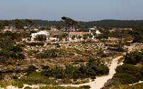 Casa de Ricardo Salgado, junto à praia do Pêgo, localizada a 300 metros do mar.