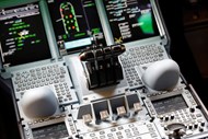 Os controlos de um Airbus SAS A380, da Qatar Airways