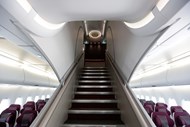 As escadas de acesso à cabine de primeira classe de um Airbus SAS A380, da Qatar Airways