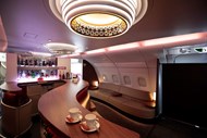 Bar na primeira classe de um Airbus SAS A380, da Qatar Airways