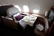 Uma refeição servida na primeira classe de um Airbus SAS A380, da Qatar Airways