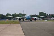 Um Boeing B787-9 Dreamliner, operado pela Vietnam Airlines, prepara-se para efectuar uma descolagem quase na vertical