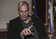 13 de Fevereiro - Varoufakis em entrevista à revista alemã Der Spiegel

“Eu percebo que o Governo alemão quer evitar a palavra perdão da dívida (haircut). Mas de facto funcionaria melhor e de forma mais barata para os credores do que uma extensão do programa. Somente antes da paragem cardíaca é que eles nos deixam respirar. Então metem-nos de novo debaixo de água e tudo o que está errado regressa ao início”.
