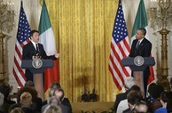 17 de Abril – Obama numa conferência de imprensa conjunta com o primeiro-ministro italiano, Matteo Renzi, na Casa Branca.

“A Grécia deve realizar reformas. Tem de cobrar impostos. Tem de reduzir a burocracia e flexibilizar o seu mercado de trabalho. Deve mostrar aos seus credores e aos que apoiam o sistema financeiro grego que [o país] deseja ajudar-se a si próprio e isso requer este género de decisões difíceis'
