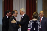 David Neeleman e Humberto Pedrosa, os novos donos da TAP, cumprimentam Maria Luís Albuquerque, ministra das Finanças, e António Pires de Lima, ministro da Economia.