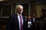 David Neeleman, sorridente na assinatura do contrato de compra da TAP.