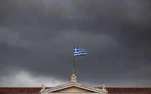 Bolsa grega cai mais de 4% e juros a dois anos disparam mais de 300 pontos