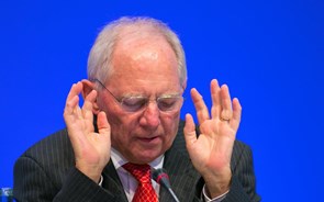 Schäuble 'irritado' com ministro alemão que defendeu mais dinheiro para Grécia e UE  