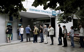 Portugueses não cancelam férias na Grécia mas estão preocupados com o dinheiro