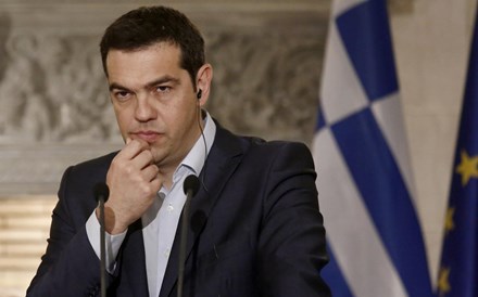 Grécia limita levantamentos de dinheiro a 60 euros por dia e bancos só reabrem dia 7