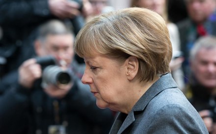 Merkel promete reduzir 'consideravelmente' a entrada de novos refugiados