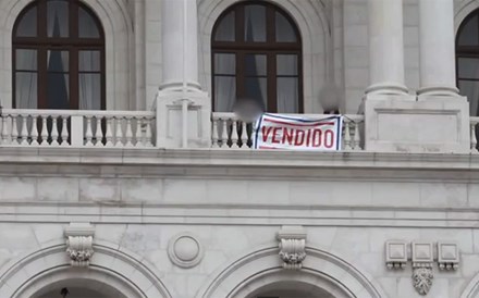 Parlamento 'vendido' durante meia hora