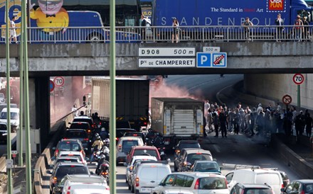 Greve de táxis contra a Uber bloqueia estradas em Paris 