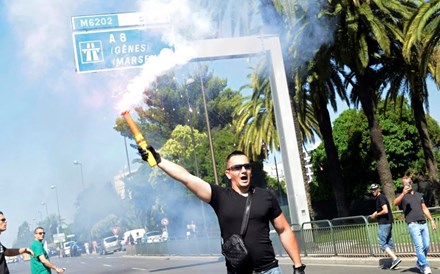 Taxistas franceses incendeiam carros em manifestação contra Uber