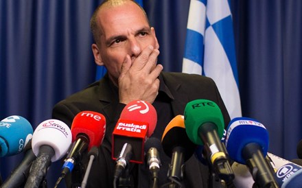 FT diz que banca grega prepara plano de corte nos depósitos. Varoufakis desmente