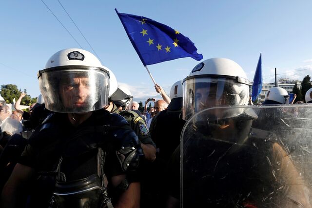 Atenas invadida por manifestações de sinal contrário