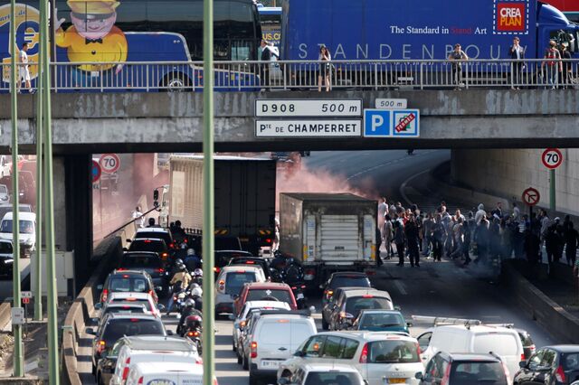 Greve de táxis contra a Uber bloqueia estradas em Paris 