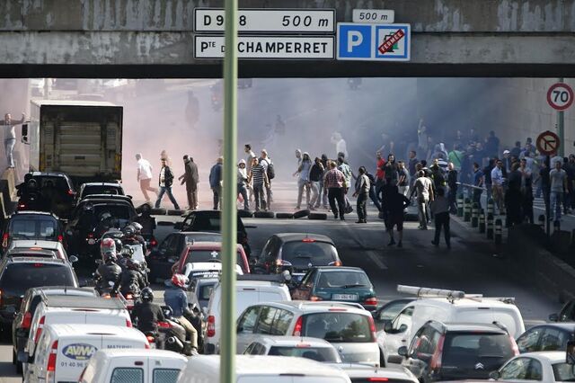 Taxistas franceses incendeiam carros em manifestação contra Uber