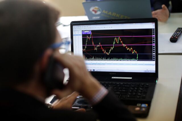 Petróleo dispara 11% e Europa cai com tarifas EUA-Europa e tensões no Médio Oriente