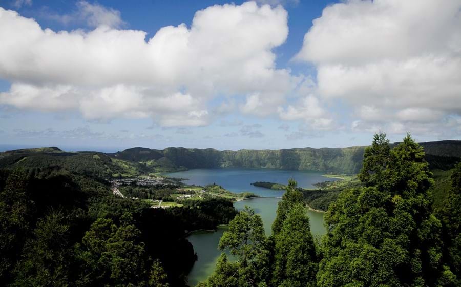 Lagoa das Sete Cidades: Carlos e D. Amélia ficaram conquistados. Hoje, a vista é conhecida como Vista do Rei. A Lagoa das Sete Cidades é o maior reservatório de água doce dos Açores e considerada uma das sete maravilhas naturais de Portugal. Diz a lenda que as lágrimas de uma princesa e de um pastor enamorados ditaram as cores azul e verde de cada uma das lagoas.