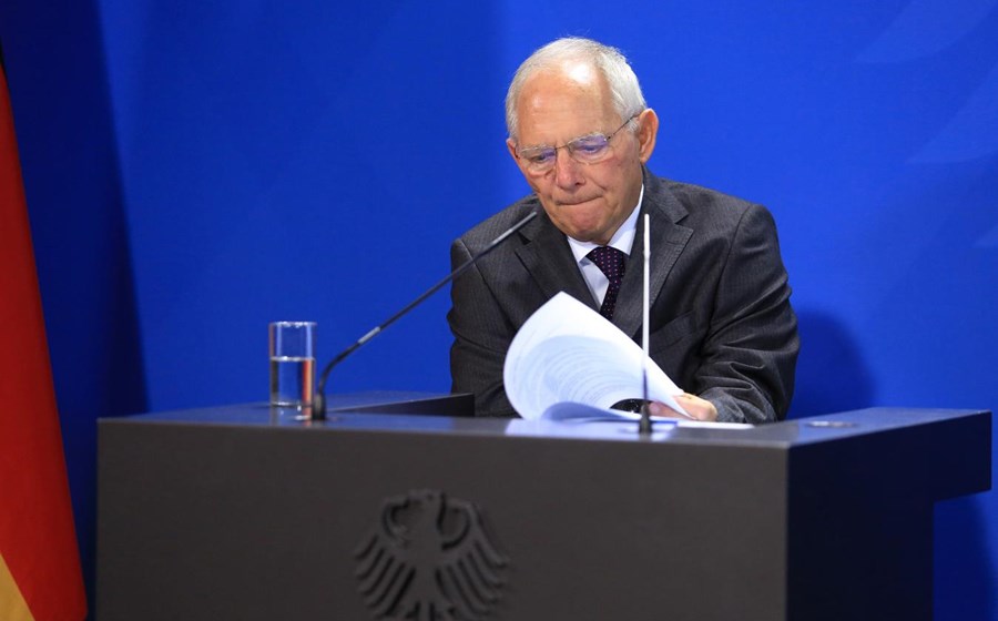 1 de Março – Schäuble em entrevista a um jornal alemão

“Não queremos um 'Grexit'. Somos solidários, mas não extorsionários. Ninguém forçou a Grécia ao programa de ajuda. Por isso, está totalmente nas mãos do Governo de Atenas. Seria bom que o Governo grego não falasse de modo que nos seja difícil convencer os nossos cidadãos”.
