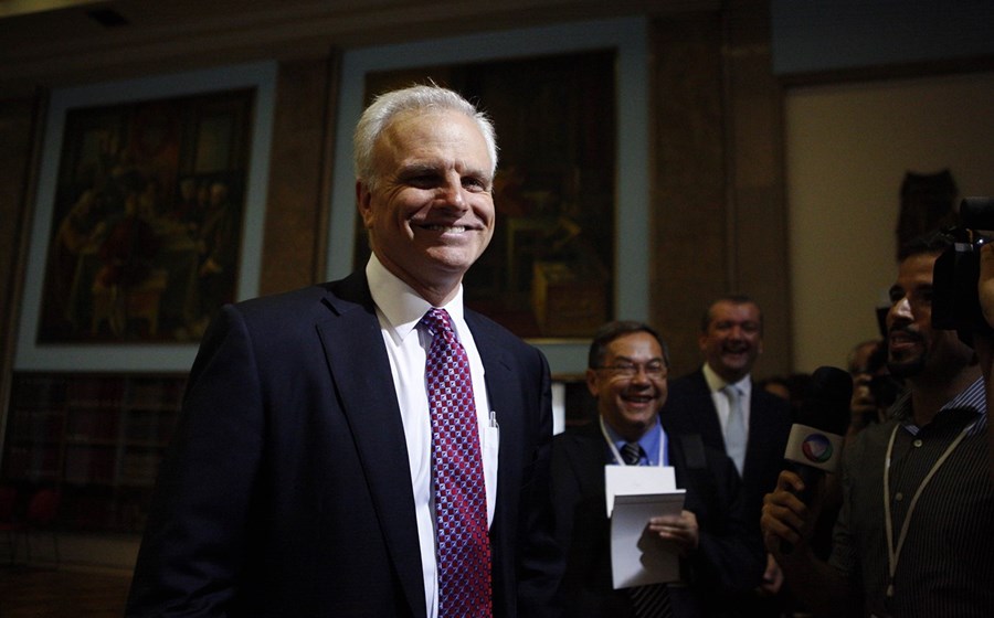 David Neeleman, sorridente na assinatura do contrato de compra da TAP.