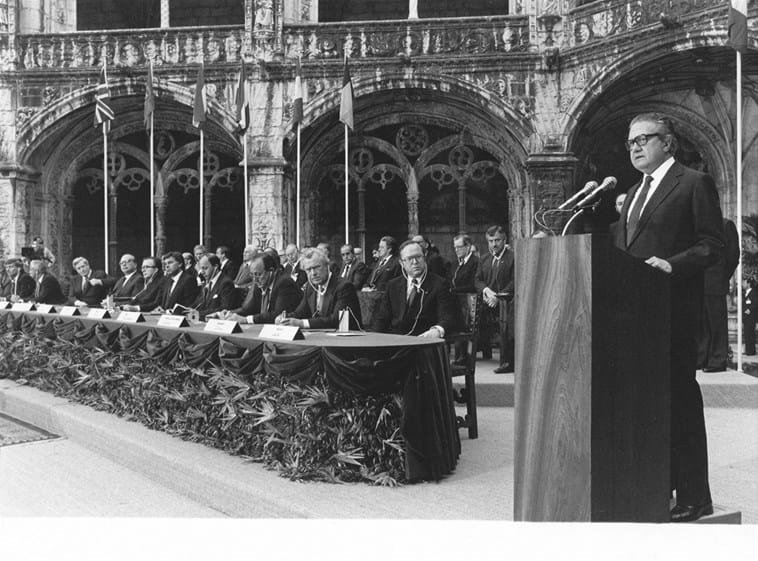 Se há imagem que marca a aproximação de Portugal à 'Europa dos ricos', é esta. Foi tirada em 12 de Junho de 1985, há precisamente 30 anos.