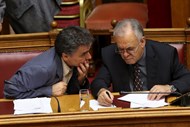 Ministro das Finanças com o vice-primeiro-ministro grego no Parlamento durante a discussão do programa de austeridade