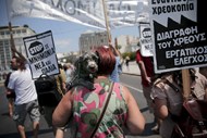 Manifestantes reúnem-se em Atenas, em dia de votação das medidas de austeridade no Parlamento
